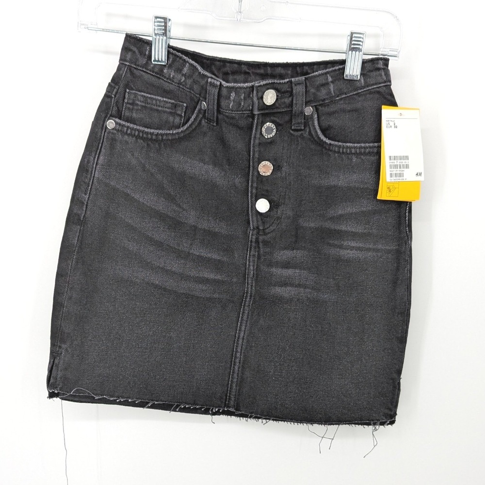 H&M Denim Mini Skirt Women 2 Black Button Fly Raw Hem Y2K Casual Edgy Punk Indie